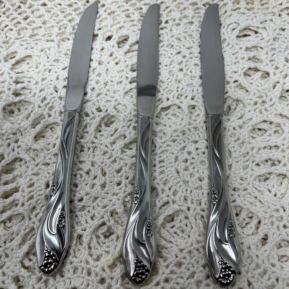Oneida Other - Oneida Lorilei Dinner Knives - Lot of 3 -‎ Stainless Steel Floral Pattern